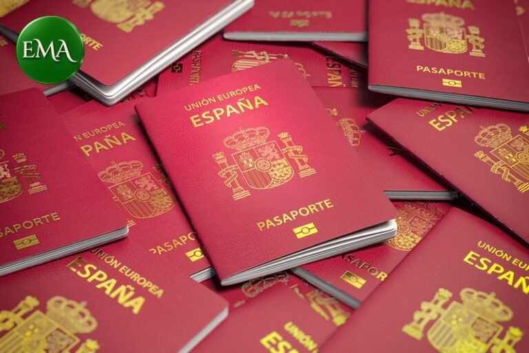 Pasaportes españoles apilados: cómo agilizar la nacionalidad española