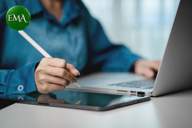 Firma digital en una tableta junto a un portátil: certificado digital para trámites
