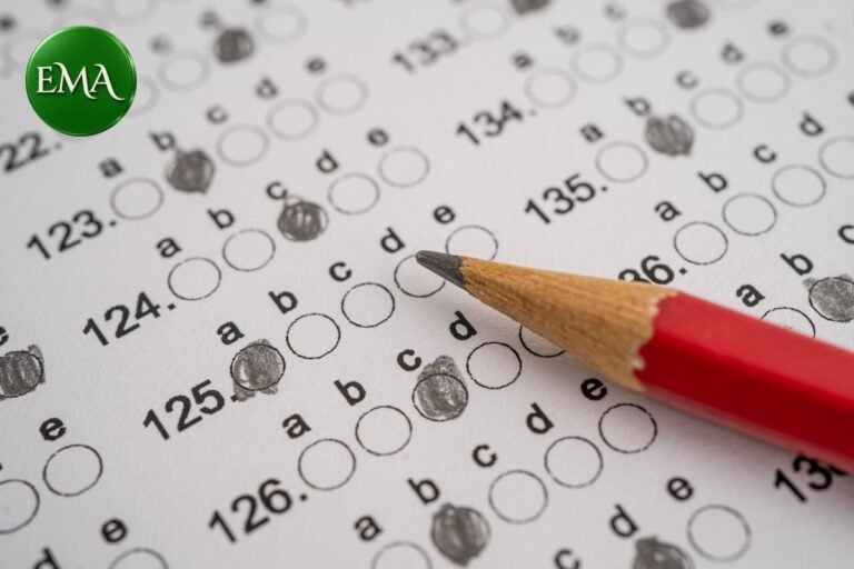 Hoja de examen tipo test con lápiz: exenciones del examen CCSE y DELE