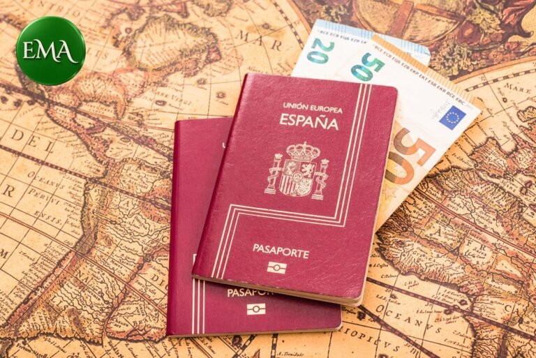 Pasaportes españoles sobre un mapa antiguo: nacionalidad para descendientes de españoles
