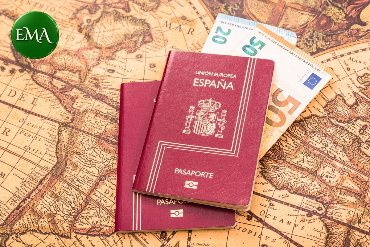 Pasaportes españoles sobre un mapa antiguo: nacionalidad para descendientes de españoles
