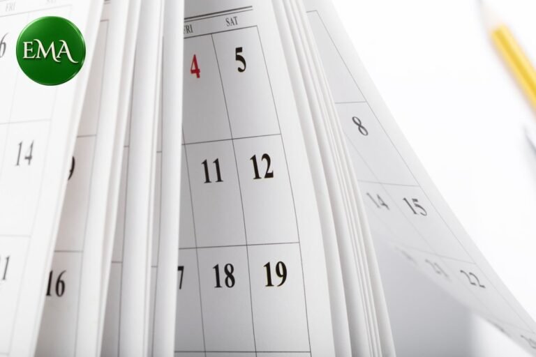 Calendario pasando hojas: plazos de resolución de expedientes de extranjería