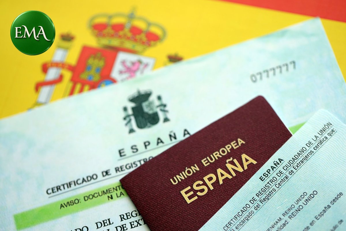 Certificado de registro de extranjero y pasaporte español sobre la bandera de España