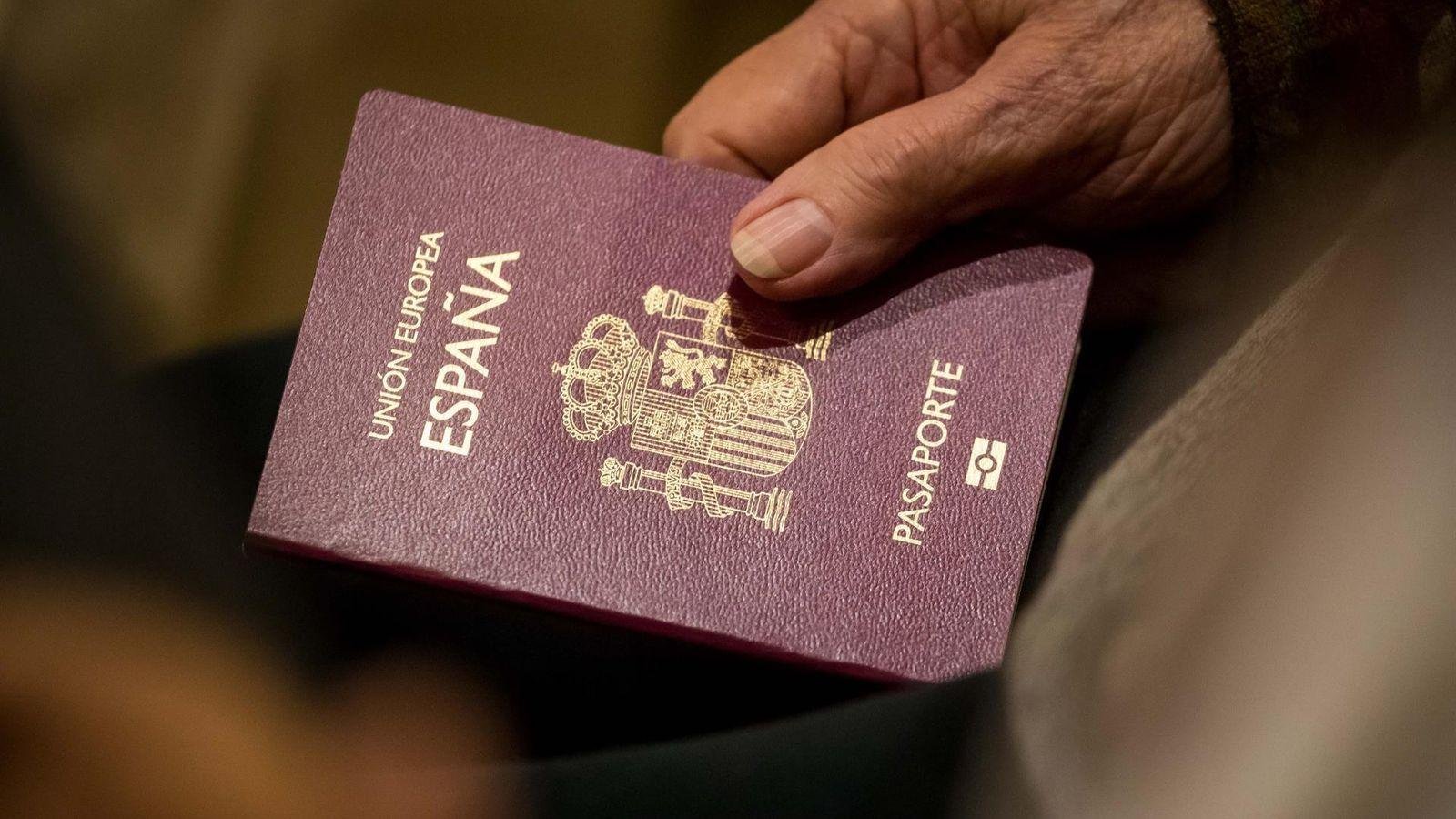 Mano sosteniendo un pasaporte español en primer plano - solicitar la nacionalidad española por residencia
