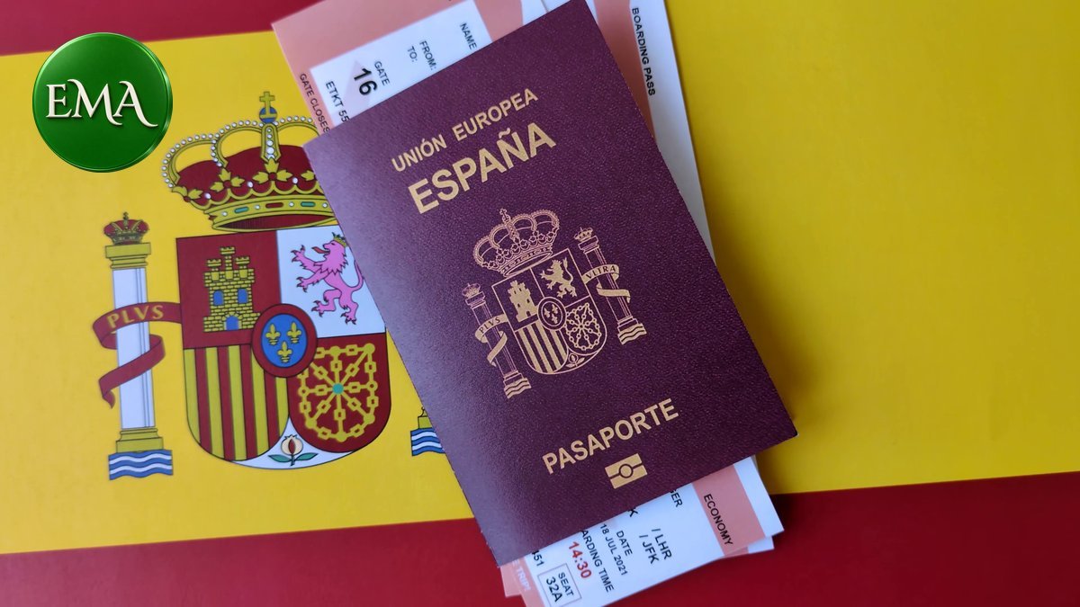 Pasaporte español sobre la bandera de España: nacionalidad española para saharauis